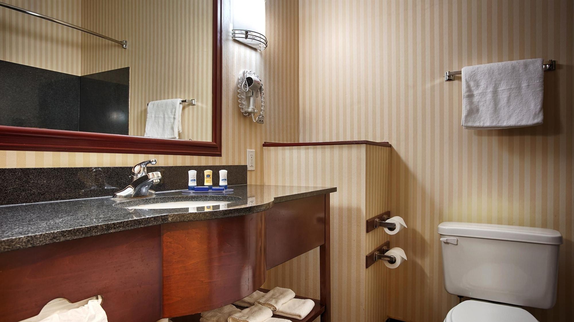 Baymont By Wyndham Mccomb Hotel Buitenkant foto