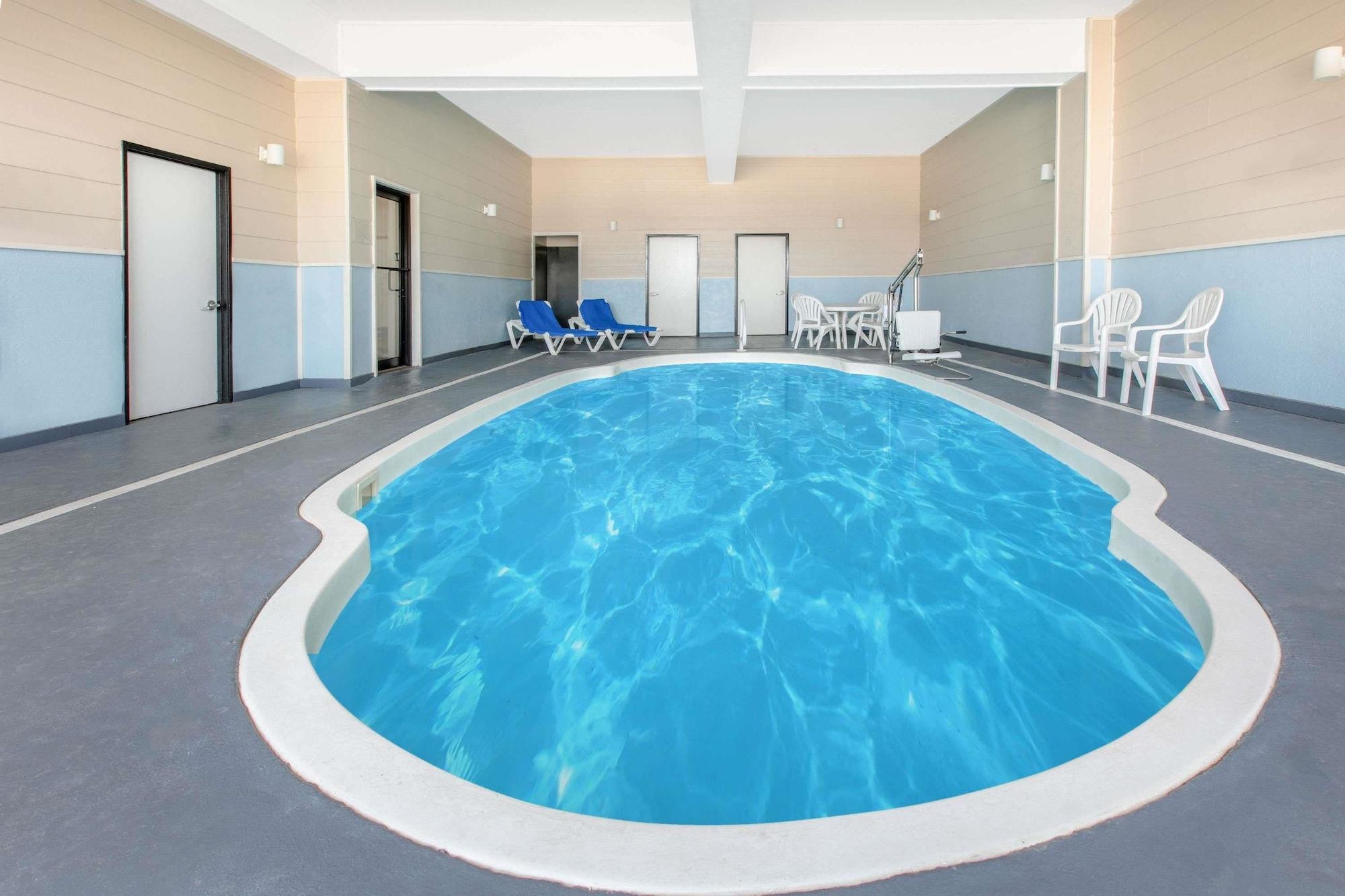 Baymont By Wyndham Mccomb Hotel Buitenkant foto